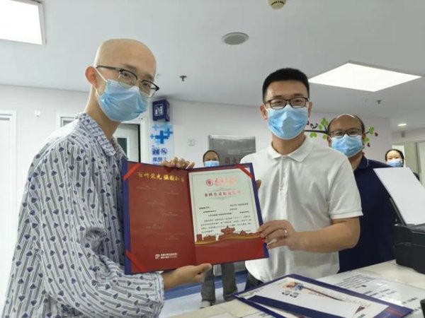 辉煌国际 高考前2个月确诊，18岁白血病少年633分考入天津大学！母亲透露，孩子与父亲配型成功